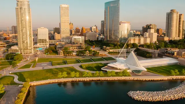 Milwaukee lakefront skyline and the Milwaukee Art Museum
