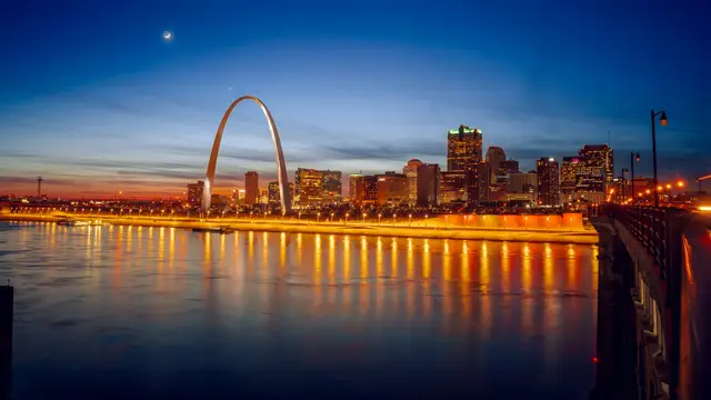 St. Louis skyline and the Gateway Arch at night